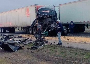 Tráileres chocan por alcance en la Carr. 57