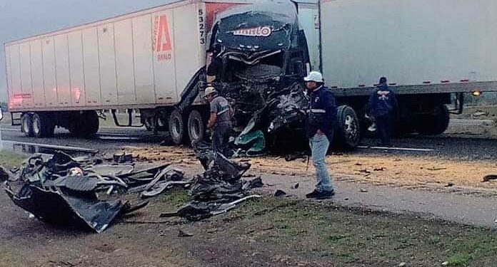 Tráileres chocan por alcance en la Carr. 57