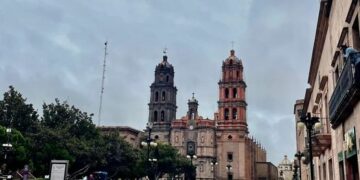 Jueves parcialmente nublado en SLP