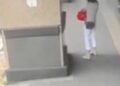 VIDEO | ¡Tragedia! Aire acondicionado cae desde un edificio sobre joven universitaria
