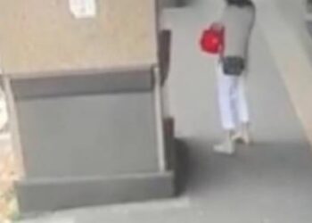 VIDEO | ¡Tragedia! Aire acondicionado cae desde un edificio sobre joven universitaria