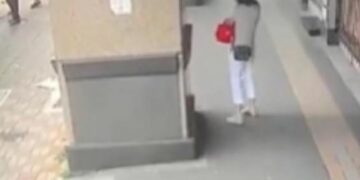 VIDEO | ¡Tragedia! Aire acondicionado cae desde un edificio sobre joven universitaria