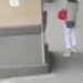 VIDEO | ¡Tragedia! Aire acondicionado cae desde un edificio sobre joven universitaria