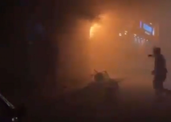 Video: Sujeto provocó incendio en bar de Sonora; lo corrieron por acosar mujeres
