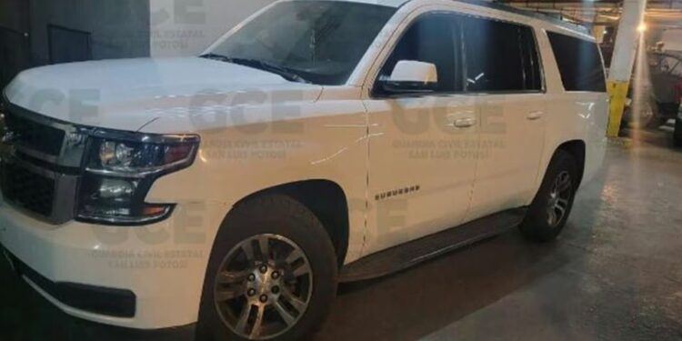 Rescatan a 13 migrantes que viajaban ocultos en una camioneta en SLP