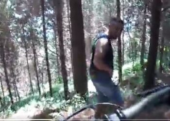 Ciclista interrumpe a una pareja haciendo el delicioso en medio del bosque