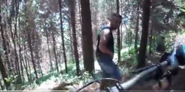Ciclista interrumpe a una pareja haciendo el delicioso en medio del bosque