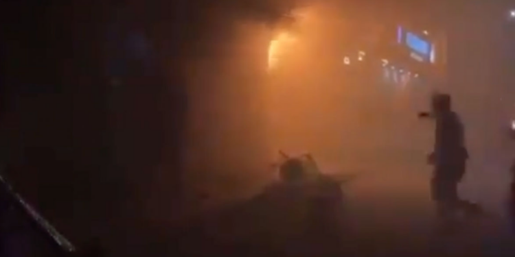 Video: Sujeto provocó incendio en bar de Sonora; lo corrieron por acosar mujeres