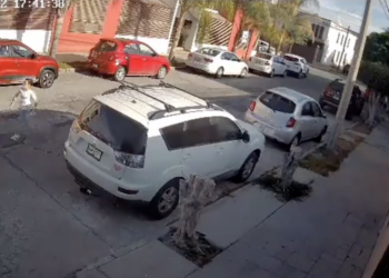 VIDEOS: Tarde de robos de camionetas a familias potosinas, par de sujetos aterrorizan en calles aledañas a Carranza