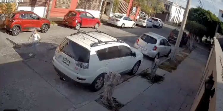 VIDEOS: Tarde de robos de camionetas a familias potosinas, par de sujetos aterrorizan en calles aledañas a Carranza