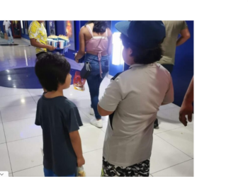 Abandonan a 2 hermanitos en cine de Cancún; mamá fue al baño pero ya no volvió