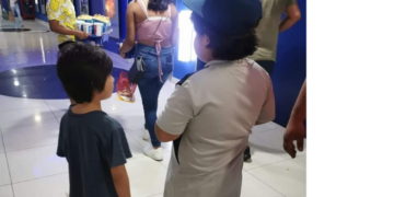Abandonan a 2 hermanitos en cine de Cancún; mamá fue al baño pero ya no volvió