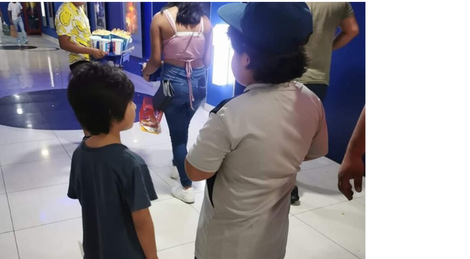 Abandonan a 2 hermanitos en cine de Cancún; mamá fue al baño pero ya no volvió