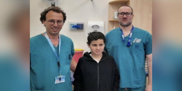 Médicos logran unir cabeza al cuerpo de niño que sufrió decapitación interna