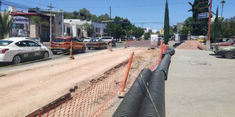 Interapas resuelve colapso en avenida Venustiano Carranza, beneficiando a 300 personas en la Colonia Jardín