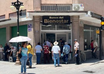 Sobresaturación en bancos del Bienestar afecta a adultos mayores por la suspensión de pagos en otras instituciones