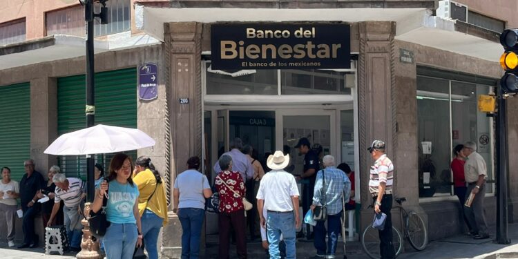 Sobresaturación en bancos del Bienestar afecta a adultos mayores por la suspensión de pagos en otras instituciones