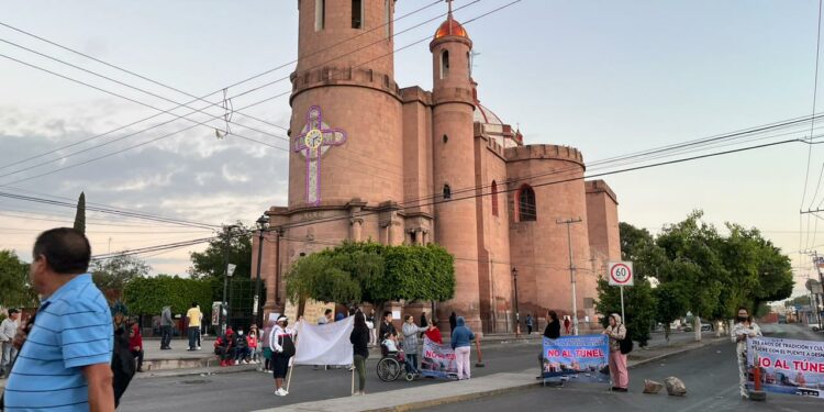 Vecinos de El Saucito se resisten a la ejecución del paso a desnivel