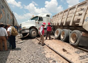 Accidente de tren contra tráiler en el Eje 140 de la zona industrial deja solo daños materiales