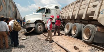 Accidente de tren contra tráiler en el Eje 140 de la zona industrial deja solo daños materiales