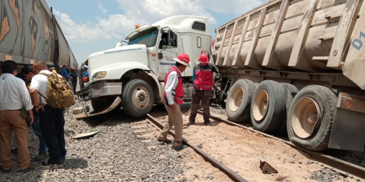 Accidente de tren contra tráiler en el Eje 140 de la zona industrial deja solo daños materiales