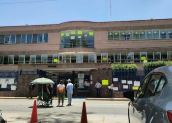 VIDEO: Estudiantes de la Facultad de Economía de la UASLP protestan contra el Rector