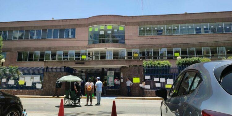VIDEO: Estudiantes de la Facultad de Economía de la UASLP protestan contra el Rector