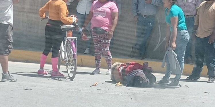 Pipa atropella a motociclista en el periférico; la víctima fue traslada a un hospital