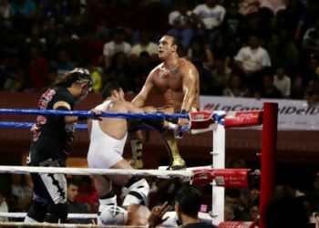 Histórica función de lucha libre a una Plaza de Toros repleta de contentos afic