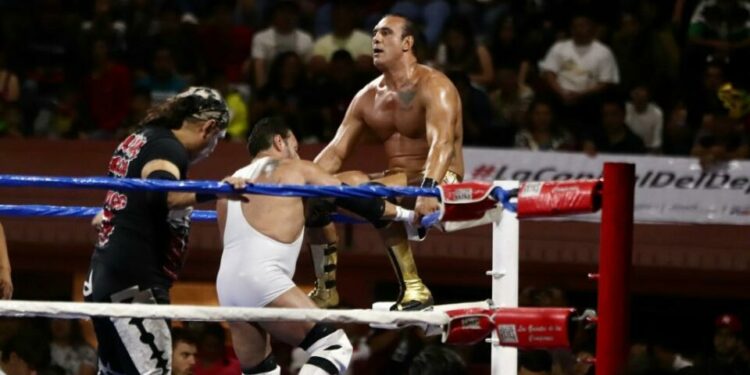 Histórica función de lucha libre a una Plaza de Toros repleta de contentos afic
