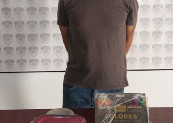 Hombre es detenido por robarse una caja de colores de una papelería del Centro Histórico
