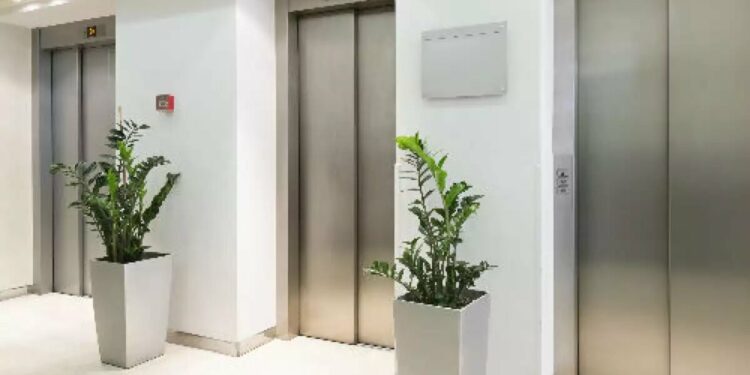 10 cosas que no debes hacer en un elevador