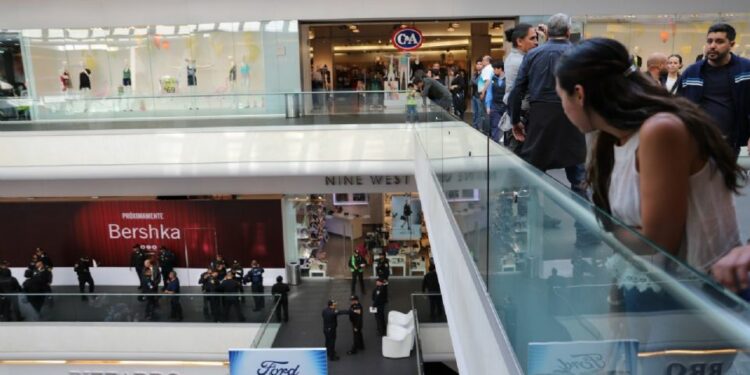 VIDEO: captan el momento en que hombre cae desde el tercer piso en Reforma 222