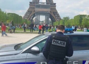 Turista mexicana fue violada por 5 hombres cerca de la Torre Eiffel