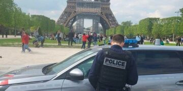 Turista mexicana fue violada por 5 hombres cerca de la Torre Eiffel