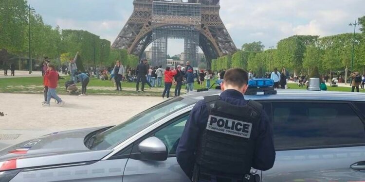 Turista mexicana fue violada por 5 hombres cerca de la Torre Eiffel