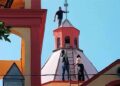 Hombre intenta lanzarse de la cúpula de una iglesia