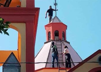 Hombre intenta lanzarse de la cúpula de una iglesia