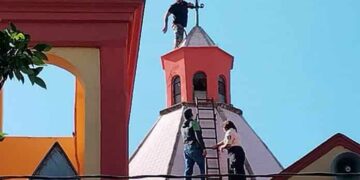 Hombre intenta lanzarse de la cúpula de una iglesia