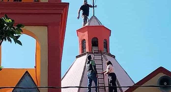Hombre intenta lanzarse de la cúpula de una iglesia