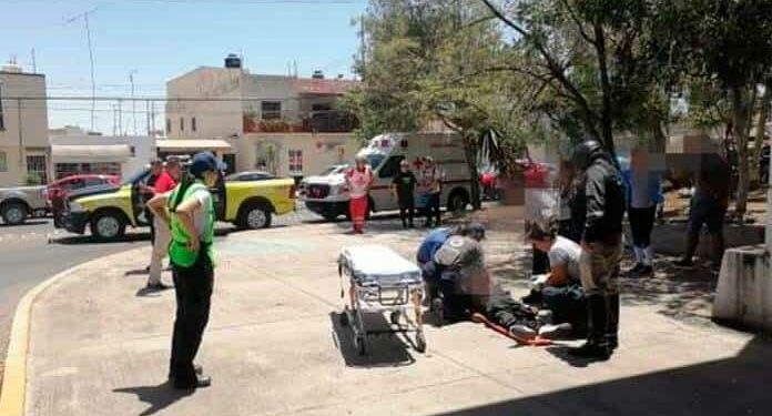 Hombre se lanza de puente en Salvador Nava