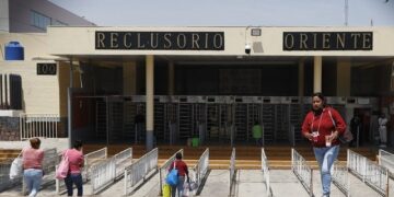 VIDEOS: Por pelea de internos en el Reclusorio Oriente; despliegan operativo con helicópteros