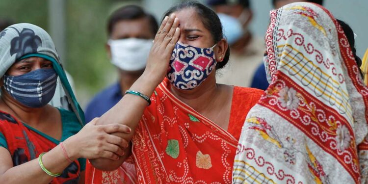 Indignante agresión a dos mujeres en la India; las obligaron a caminar desnudas por la calle
