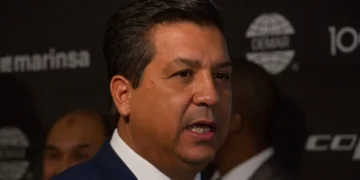 Cabeza de Vaca no acude a registrarse como candidato de Va por México; lo hace su hermano.