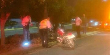 Joven pierde la vida al chocar contra un poste