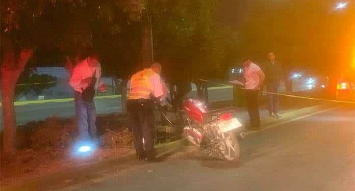 Joven pierde la vida al chocar contra un poste