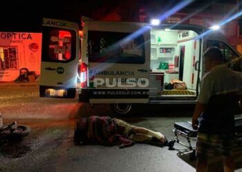 Dos lesionados deja choque entre motocicleta y taxi