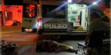 Dos lesionados deja choque entre motocicleta y taxi