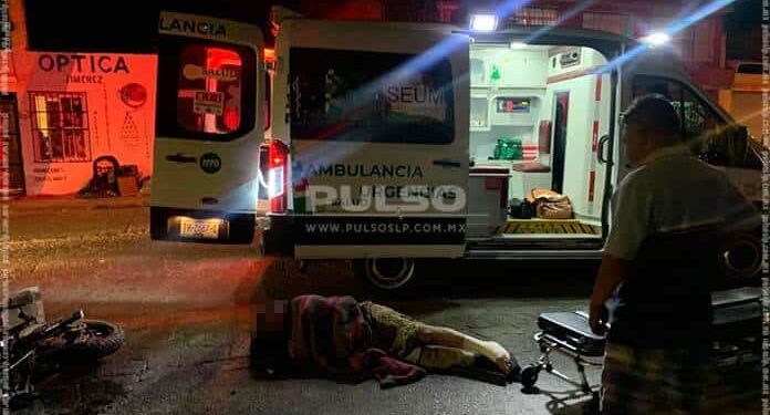 Dos lesionados deja choque entre motocicleta y taxi