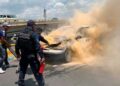Se incendia camioneta en el Distribuidor Juárez